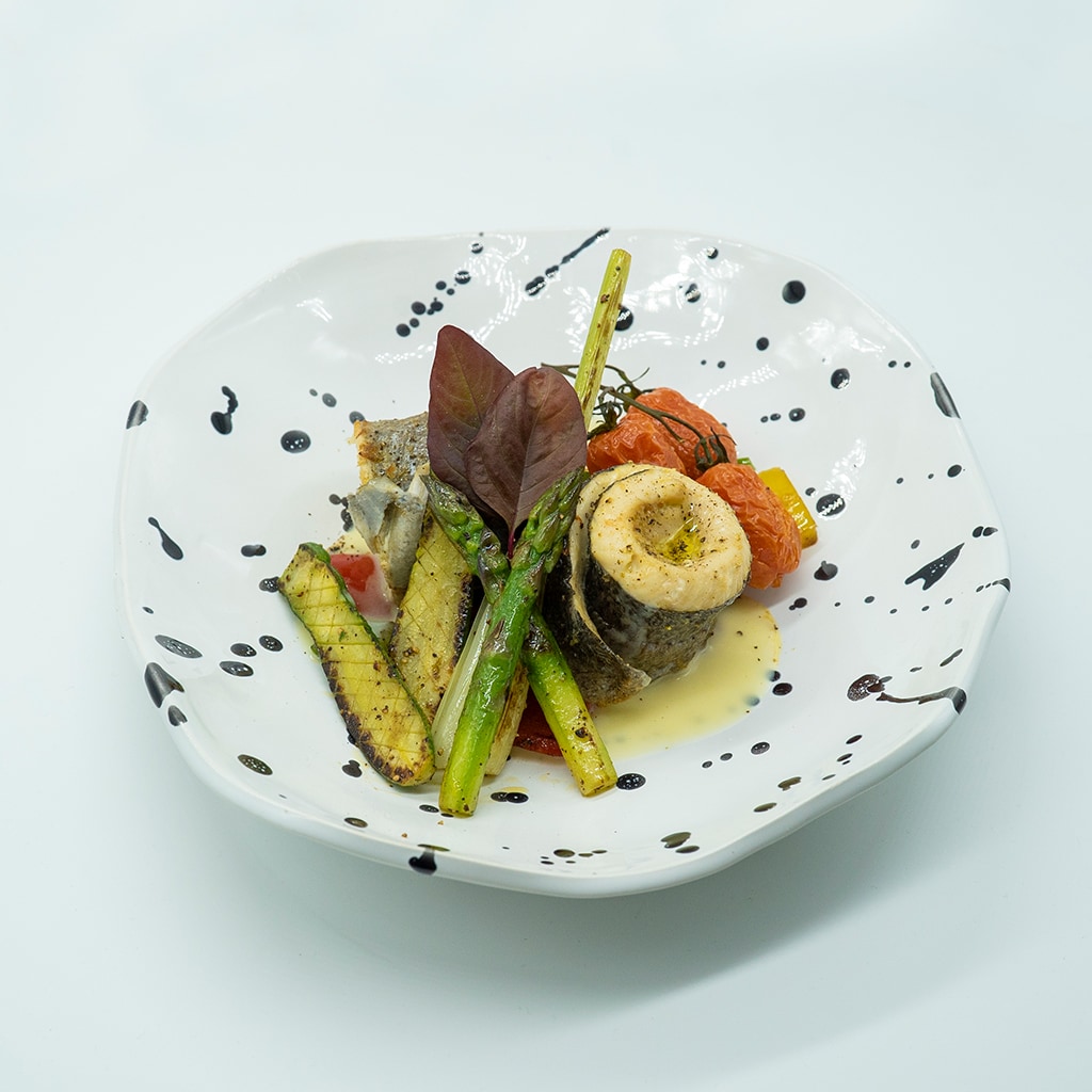 VARA – Rulou de pastrav cu romanesco, rosii cherry confiate, ardei, creson si sos de unt si lamaie VARA – Rulou de pastrav cu romanesco, rosii cherry confiate, ardei, creson si sos de unt si lamaie